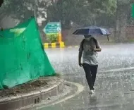 झारखंड में बंगाल की खाड़ी के डीप डिप्रेशन से मूसलाधार बारिश, रांची एयरपोर्ट पर 4 उड़ानें बाधित, 8 जिलों में अलर्ट