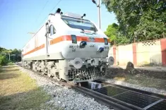 भारत का पहला 'रिमूवेबल सोलर पैनल सिस्टम' रेलवे ट्रैक्स के बीच हुआ स्थापित