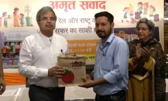 क्या गांधी जयंती पर रेलवे ने नई दिल्ली स्टेशन पर स्वच्छता जागरूकता अभियान चलाया?