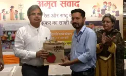 गांधी जयंती पर रेलवे की पहल: नई दिल्ली स्टेशन पर चलाया स्वच्छता जागरूकता अभियान