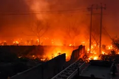 गाजियाबाद में आग disaster: सैकड़ों झुग्गियां जलकर राख, सिलेंडर विस्फोट से मची भगदड़