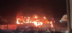 भिवंडी में टूरिस्ट बस आग से खाक: नाशिक रोड पर आधी रात भड़की लपटें, कोई हताहत नहीं