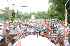 भोपाल में BJP का कांग्रेस दफ्तर घेराव: काले कपड़ों में खंडेलवाल के नेतृत्व में प्रदर्शन