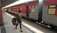 भोपाल रेल मंडल: टीटीई नरेश धाकड़ की सजगता से मानसिक रूप से कमज़ोर महिला यात्री सुरक्षित