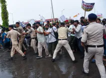 पटना में BPSC 70वीं और दरोगा भर्ती रद्द की मांग, छात्रों ने जेपी गोलंबर पर बैरिकेड तोड़ने की कोशिश