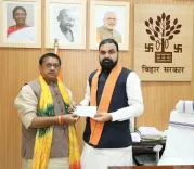 बिहार बाढ़ राहत कोष: डिप्टी सीएम विजय चौधरी व मंत्री शैलेंद्र ने सौंपा एक माह का वेतन