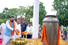 Bihar CM pays floral tribute to freedom fighters at Shaheed Park