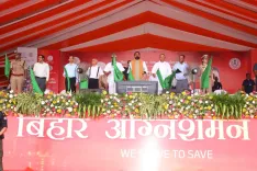 बिहार: CM सम्राट चौधरी ने 80 हाईटेक अग्निशमन वाहनों को दिखाई हरी झंडी, 5-10 मिनट में पहुँचेगी दमकल