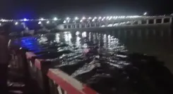 गंडक बराज पर 70,500 क्यूसेक की रातोंरात गिरावट, सुबह फिर बढ़ा जलप्रवाह — बिहार में सतर्कता जारी