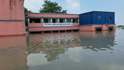 गोपालगंज में गंडक का तटबंध टूटा, बैकुंठपुर के कई गांव जलमग्न; परिवार बच्चों की किताबें तक न बचा सके