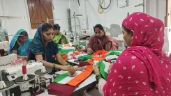हर घर तिरंगा: सीतामढ़ी की जीविका दीदियाँ बना रही हैं ६८ हजार राष्ट्रीय ध्वज, महिला सशक्तिकरण की मिसाल