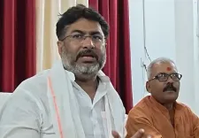 गोविंदगंज बाढ़ संकट: लोजपा विधायक राजू तिवारी ने प्रशासन की सराहना की, विपक्ष पर साधा निशाना