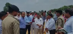 बिहार : नवादा के डीएम ने की बाढ़ से क्षतिग्रस्त पुल और सड़क की जांच