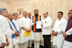 बिहार: एनडीए के नेताओं ने लोक भवन में सम्राट चौधरी से किया सरकार बनाने का दावा