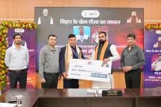 राष्ट्रीय खेल दिवस पर बिहार CM सम्राट चौधरी ने पैरा एथलीट सोमन राणा को ₹30 लाख, झंडू कुमार को ₹15 लाख से नवाज़ा