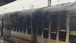 सासाराम रेलवे स्टेशन पर पैसेंजर ट्रेन में आग, एक बोगी जलकर राख — कोई हताहत नहीं