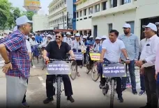 शेखपुरा में जनसंख्या स्थिरता पखवाड़ा: डीएम शेखर आनंद ने साइकिल रैली का नेतृत्व किया, छात्रों ने दिया 'छोटे परिवार' का संदेश