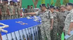 बीजापुर में 25 माओवादी कैडरों का आत्मसमर्पण: 93 हथियार और 14 करोड़ की बरामदगी