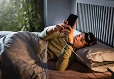 क्या बिस्तर पर मोबाइल का इस्तेमाल नुकसानदायक है? वास्तु शास्त्र से जानें कैसे बिगाड़ सकता है आपकी किस्मत