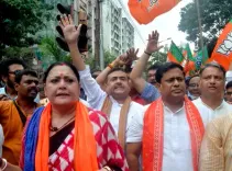 भाजपा विधायक अग्निमित्रा पॉल के साथ बदसलूकी के विरोध में आसनसोल में सड़क जाम