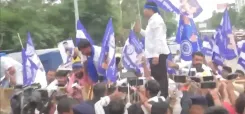 बीपीएससी अनियमितताओं के खिलाफ पटना में प्रदर्शन, बैरिकेड तोड़ने पर कई कार्यकर्ता हिरासत में