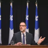 क्या कनाडा के क्यूबेक में सार्वजनिक स्थलों पर प्रार्थना बैन करने वाला विधेयक पेश किया गया?