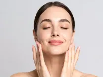 क्या आपको सेलेब्रिटी जैसा ग्लो चाहिए? जानें आइस वॉटर फेशियल के लाभ