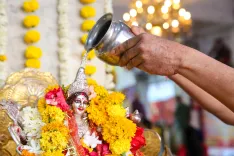 नोएडा: चैत्र नवरात्रि का दूसरा दिन, भक्तों की माता ब्रह्मचारिणी के प्रति श्रद्धा