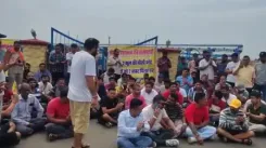 चंपावत: बनबसा टैक्सी यूनियन का नेपाल प्रशासन के खिलाफ धरना, शारदा बैराज पर घंटों आवागमन ठप