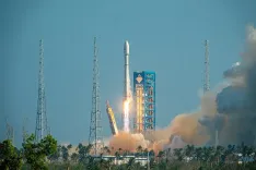 क्या चीन के वाणिज्यिक अंतरिक्ष कार्यक्रम ने वर्ष 2025 में नया इतिहास रचा?