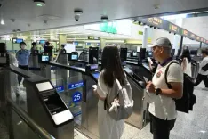 चीन में आने-जाने वाले लोगों की संख्या अधिक