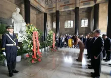 चीनी क्वोमिनतांग पार्टी की अध्यक्ष ने नानचिंग में सुन याटसेन की समाधि पर अर्पित की श्रद्धांजलि