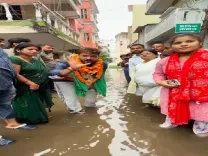 क्या खेसारी लाल यादव ने छपरा की गलियों का जमा पानी दिखाकर एनडीए सरकार पर निशाना साधा?