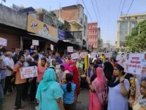 छतरपुर में पानी के संकट पर फूटा लोगों का गुस्सा, जल बोर्ड के खिलाफ मटका फोड़ प्रदर्शन