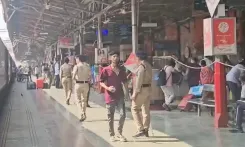 क्या छठ पूजा के लिए चारबाग रेलवे स्टेशन पर अधिकारियों ने कंट्रोल रूम का निरीक्षण किया?
