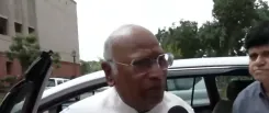 छात्रों पर केस वापसी को लेकर विपक्ष का हमला: खड़गे ने अनुराग ठाकुर को घेरा, CPM ने भी सरकार पर साधा निशाना