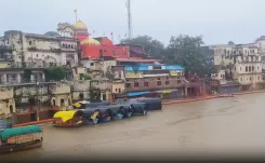 चित्रकूट में मंदाकिनी नदी का जलस्तर बढ़ा, रामघाट की दुकानें-मंदिर डूबे; स्कूल-कॉलेज बंद
