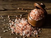 चुटकी भर सेंधा नमक दिलाएगा कई परेशानियों से छुटकारा, जानें सेवन का सही तरीका