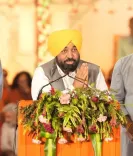 CM Bhagwant Mann joins Kejriwal at Pathankot Shiv event