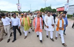 CM Bhajan Lal Sharma Serves Devotees on Govardhan Parikrama Marg