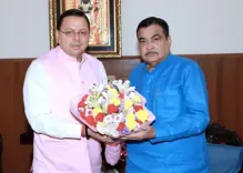 सीएम धामी ने नितिन गडकरी से की मुलाकात, सड़कों और पुलों के पुनर्निर्माण का किया आग्रह