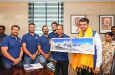 CM Fadnavis felicitates Giripremi Everest summiteers at Mantralaya