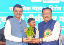 CM Fadnavis flags off Bodhgaya Darshan Railway Yatra from Nagpur