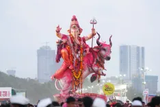CM Fadnavis Joins Mumbai's Ganesh Visarjan Celebrations