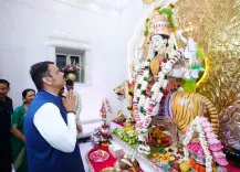 CM Fadnavis joins Navratri Dandiya celebrations in Thane