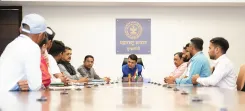 CM Fadnavis meets student delegation on MPSC offline exams