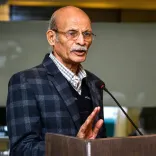 CM Fadnavis mourns passing of Nagpur journalist Lakshmanrao Joshi