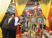 CM Fadnavis offers prayers at Nagpur Navratri fest