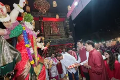CM Fadnavis offers prayers at Navratri Mahotsav in Mumbai