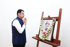CM Fadnavis pays floral tribute to Lokmanya Tilak on birth anniversary